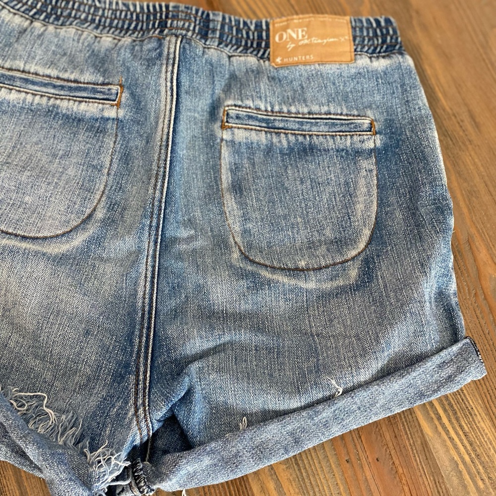 One Teaspoon Light Wash Denim Rolled Hem Jean Shorts - Picture 13 of 14